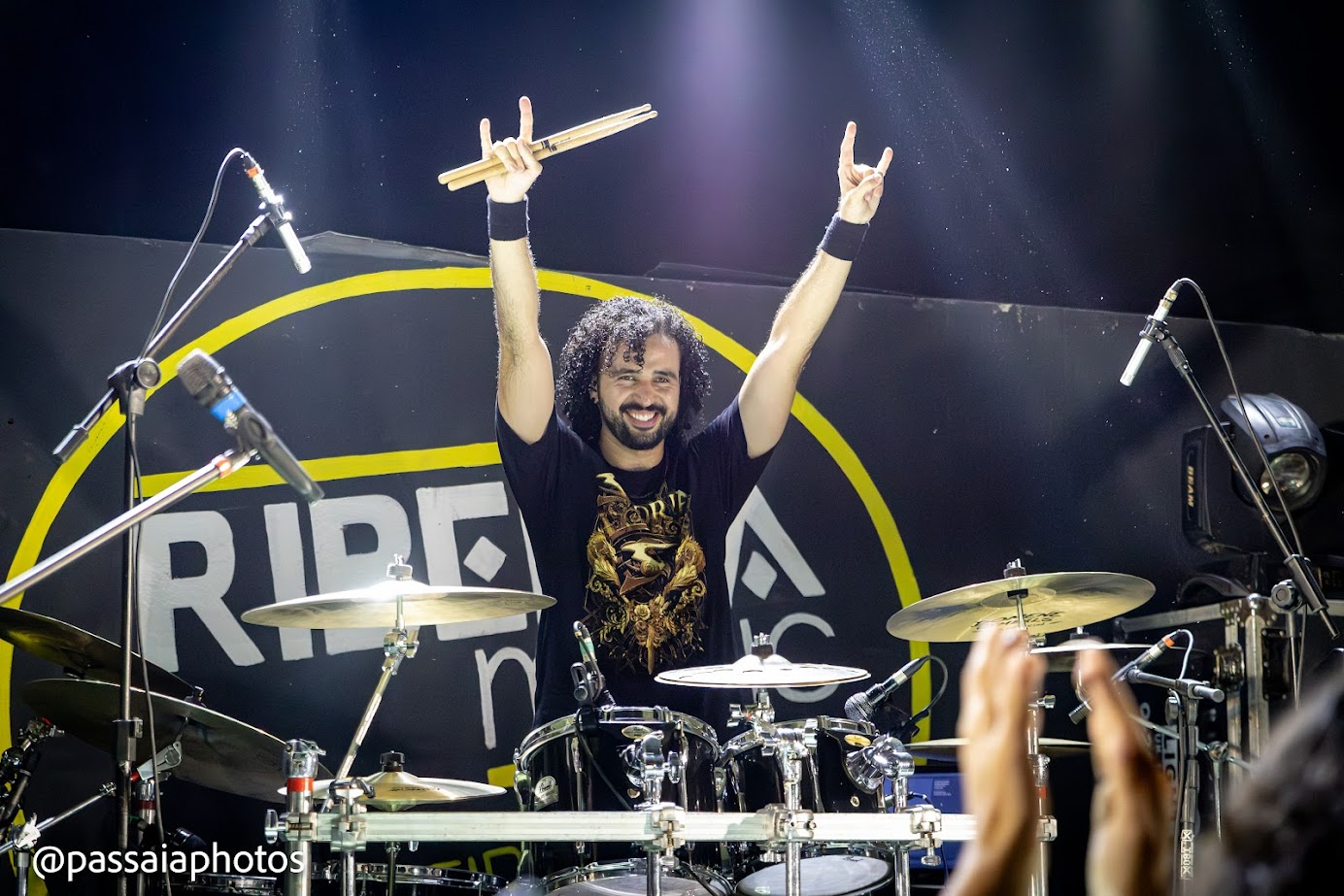 Thiago Caeiro tocando com a Enorion na Epic Tales Tour 2025
