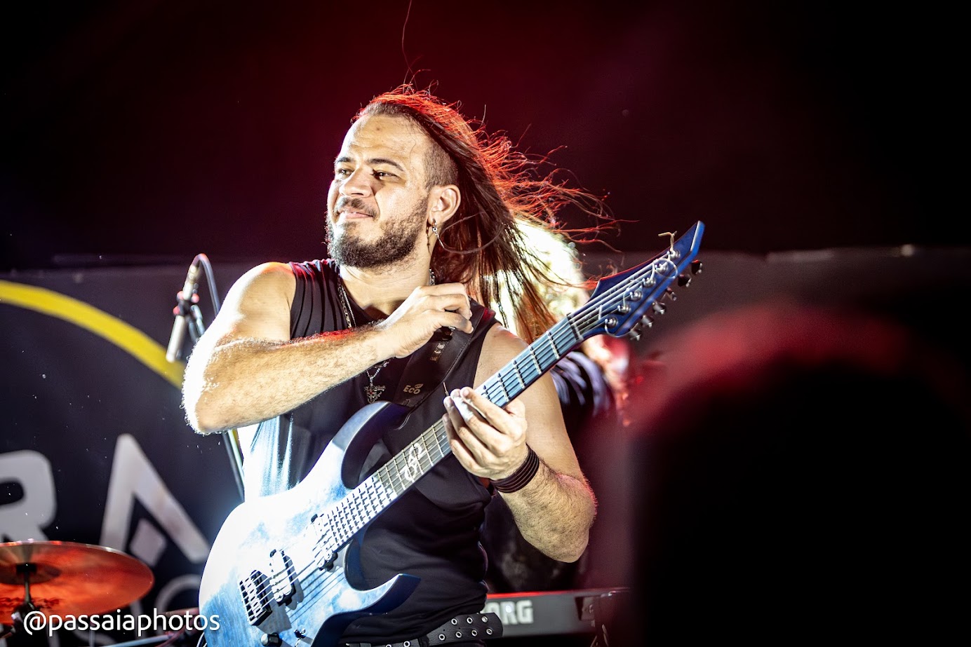 Cris Dragon tocando guitarra na Epic Tales Tour 2025