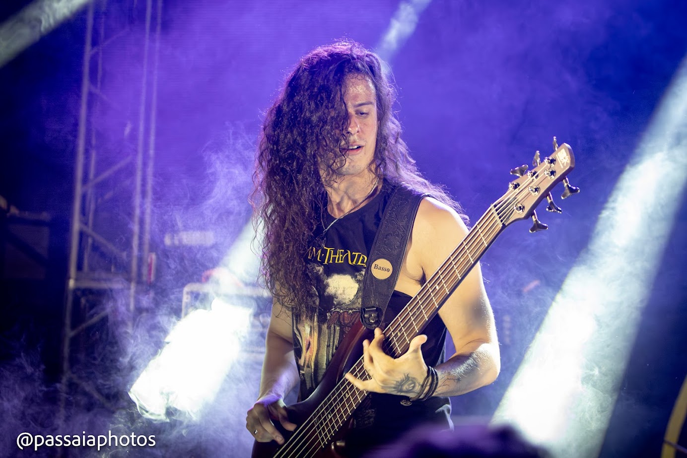 Pablo Guillarducci tocando baixo na Epic Tales Tour 2025