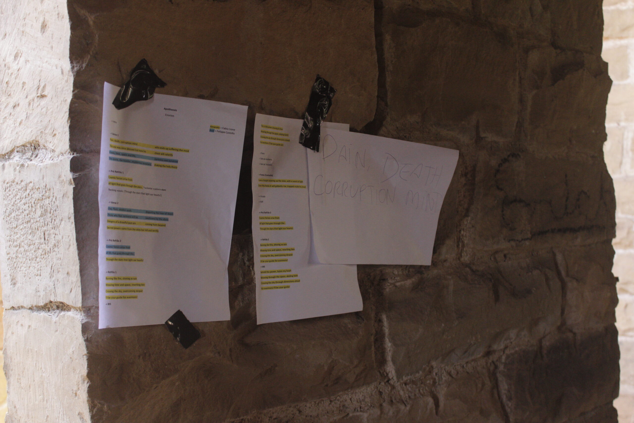 Bastidores de Vis Divina com letras na parede