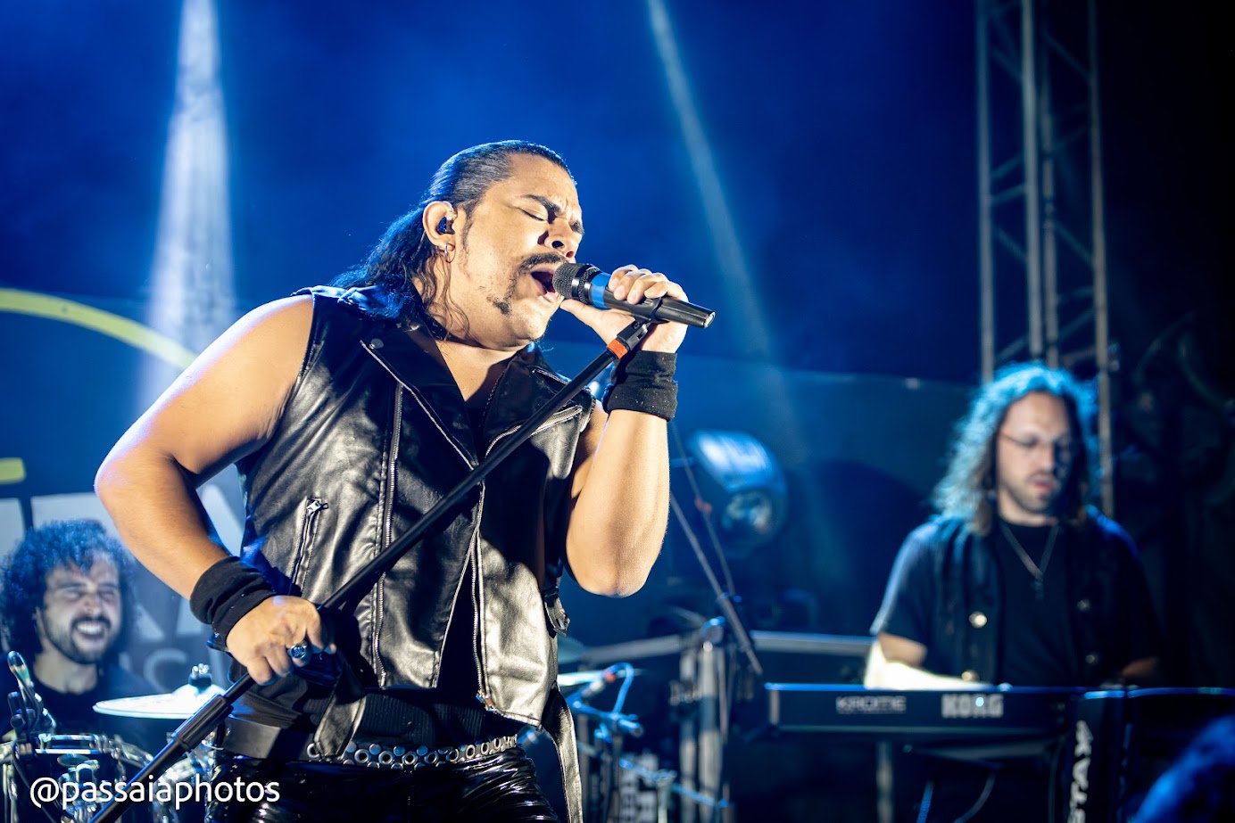 Felippe Castello cantando ao vivo na Epic Tales Tour 2025