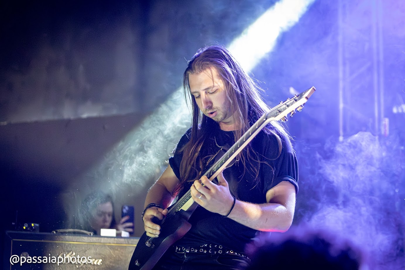 Gabriel de Oliveira tocando guitarra na Epic Tales Tour 2025