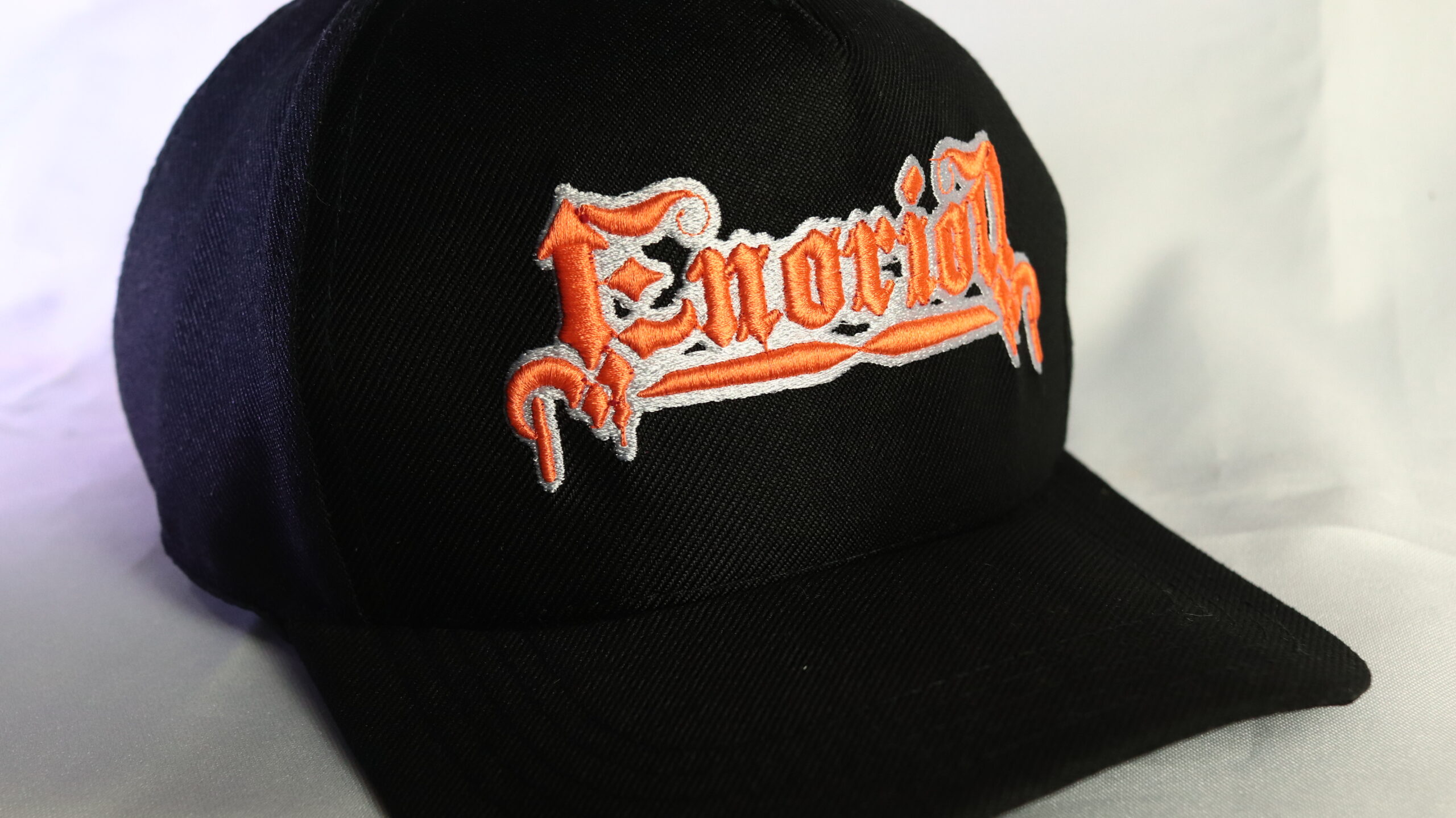 Boné Enorion com logo bordado